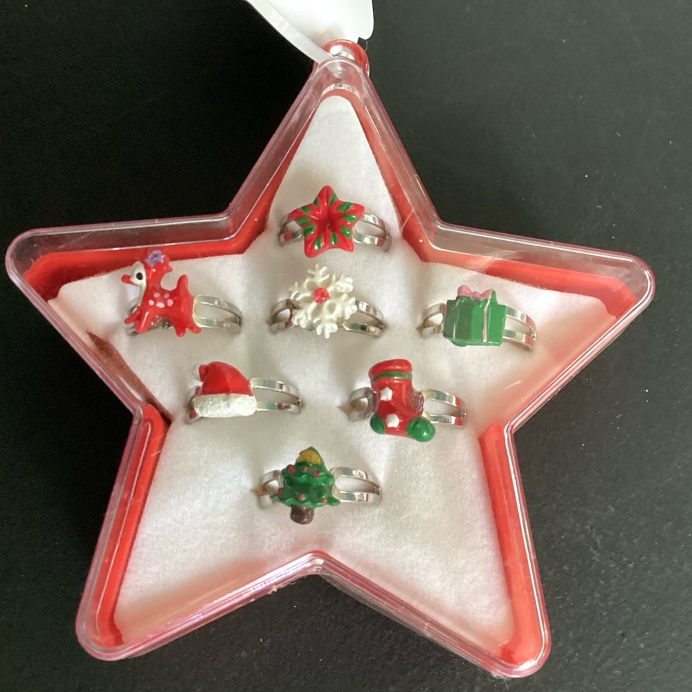 NEW Claire’s Christmas star box with 7 adjustable rings
